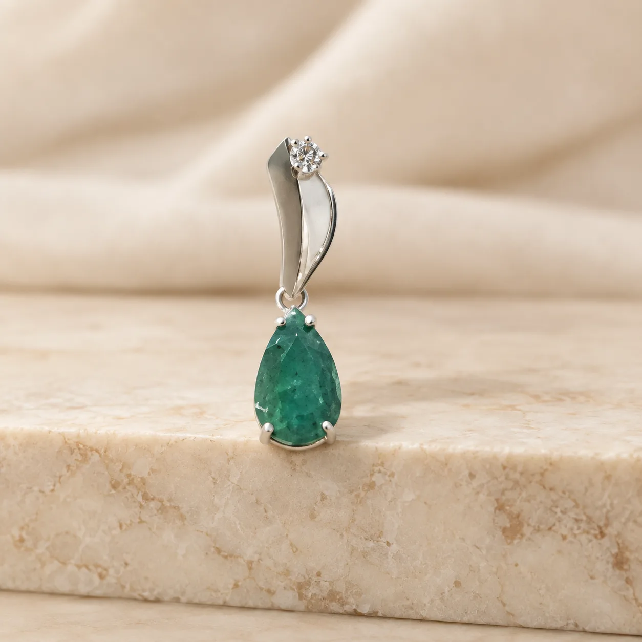 Dije de gota con asa curva